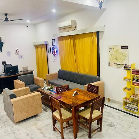 La Curcuma Luxury Homestay Khajurāho Exteriör bild