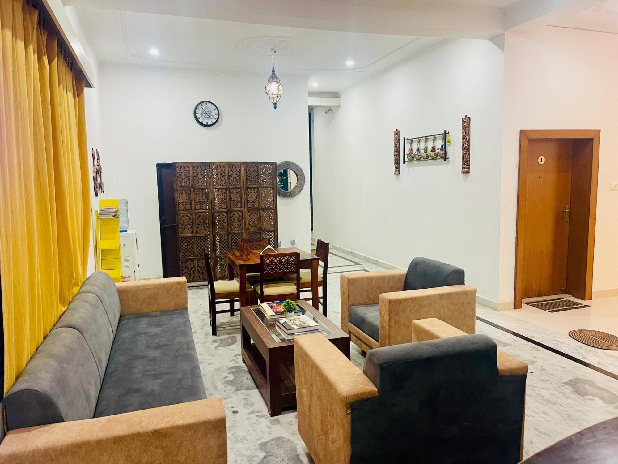 La Curcuma Luxury Homestay Khajurāho Exteriör bild