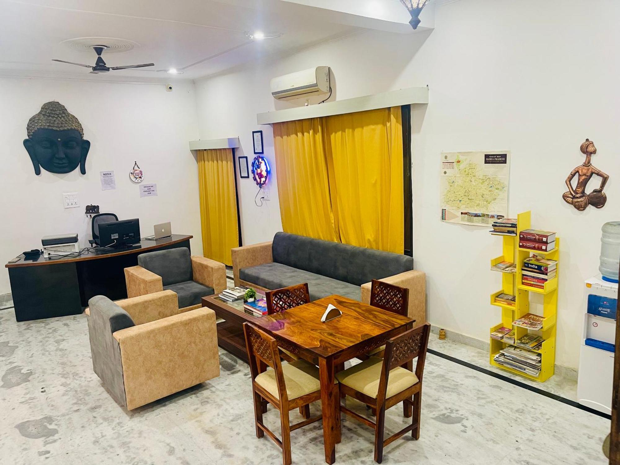La Curcuma Luxury Homestay Khajurāho Exteriör bild