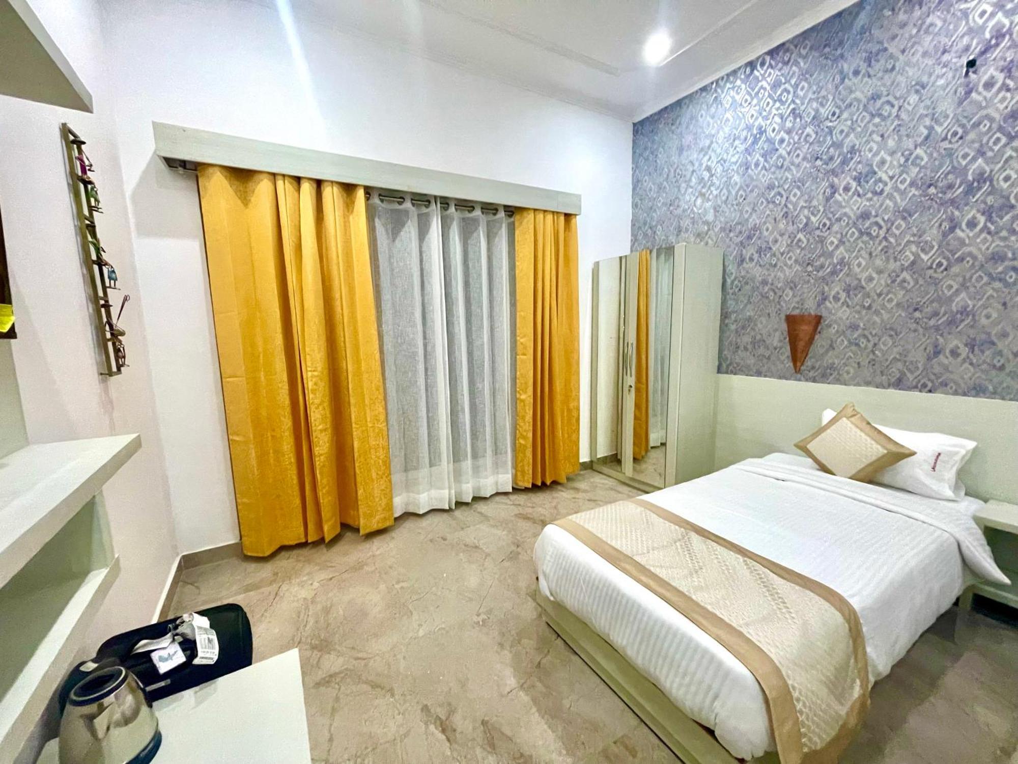 La Curcuma Luxury Homestay Khajurāho Exteriör bild